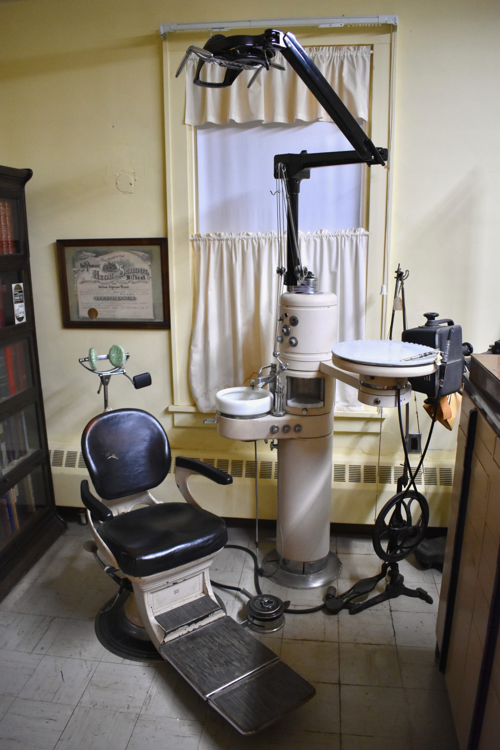 Display of historical dentist equipment