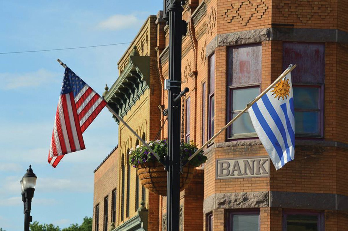 Montevideo Historical - flags