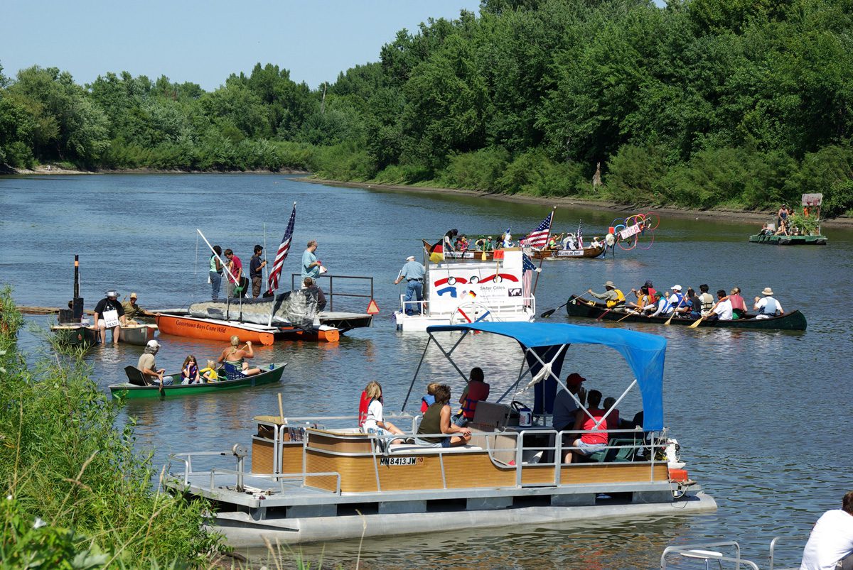 New Ulm-Riverblast boats on water